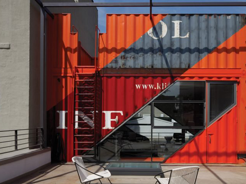 Cặp đôi nghệ sĩ sáng tạo sống trong căn nhà làm từ container tại New York