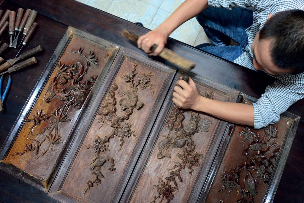 Nhất nghệ tinh": Phạm Văn Tĩnh - Nét chạm tài hoa trong phục chế đồ gỗ
