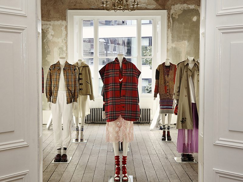 Sự kết hợp đặc sắc giữa thời trang hiện đại và kiến trúc Victoria cổ kính tại triển lãm Burberry