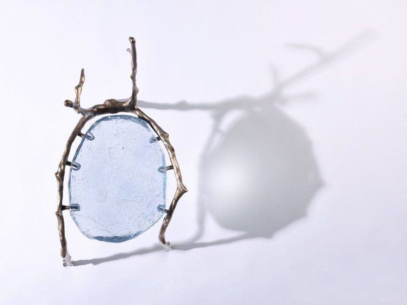 Bàn Mesting từ đồng và thuỷ tinh mang vẻ đẹp thần bí của Nam Phi