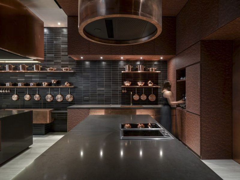 Không gian nấu nướng cộng đồng trong thiết kế căn hộ hiện đại tại Hong Kong