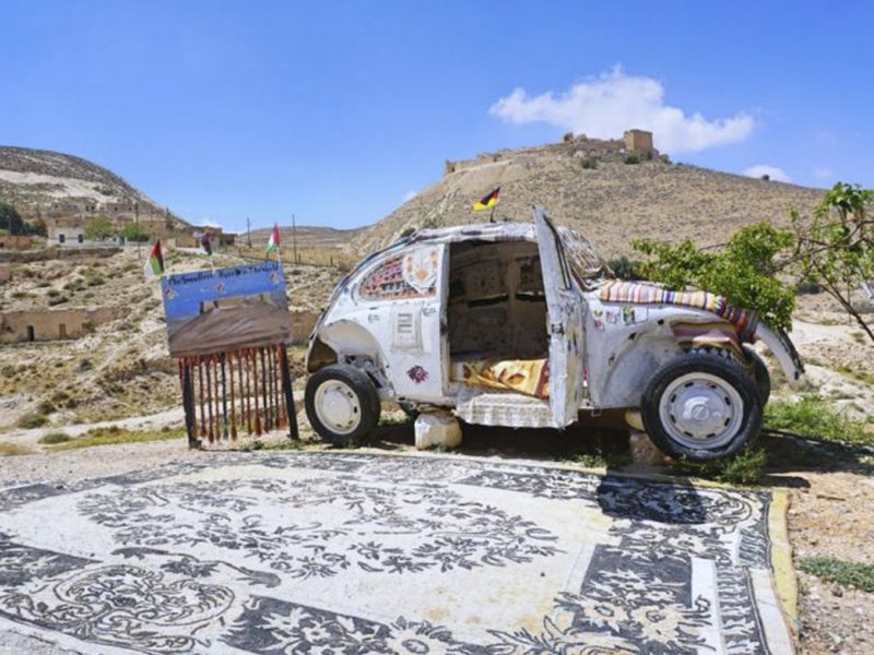 Beetle VW - "Khách sạn" nhỏ nhất thế giới tại sa mạc Jordan