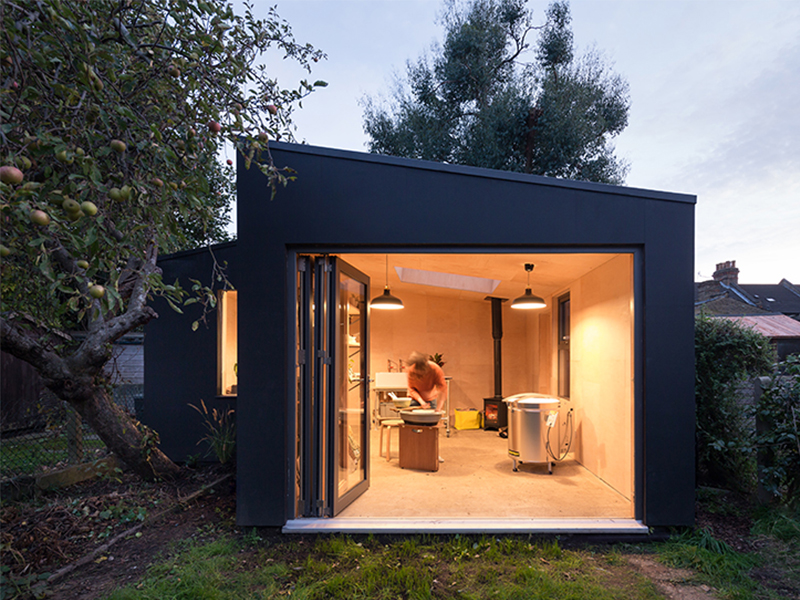 Từ vật liệu tái chế thành không gian làm việc ấn tượng trong khu vườn