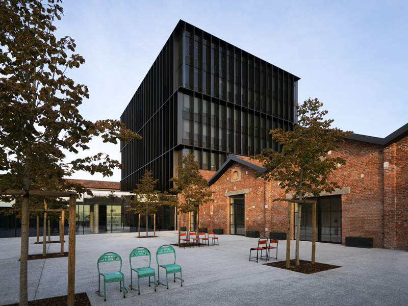 Tổng hành dinh Gucci được thiết kế lại từ không gian xưởng chế tạo máy bay