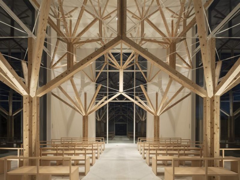 Nhà nguyện giữa rừng với trụ kèo hình tán cây của Yu Momoeda