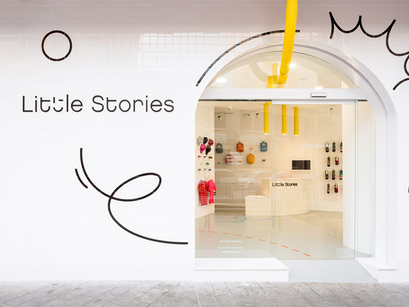 Cửa hàng giày gây thích thú với những khung cửa vòm và màu sắc ấn tượng