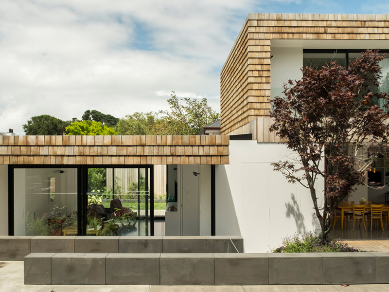 Ngôi nhà lát gỗ ngập nắng