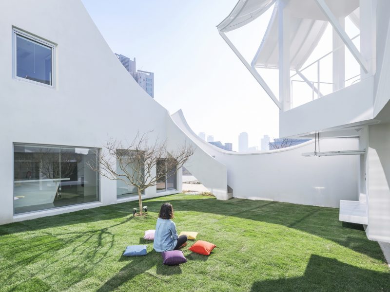 Ngôi nhà độc đáo Flying House - Khối kiến trúc "bay" giữa đô thị