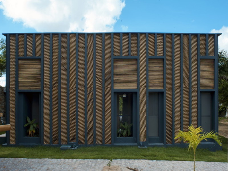 Mặt tiền ốp gỗ xương cá ấn tượng của Casa Bambu- Vilela Florez Architects