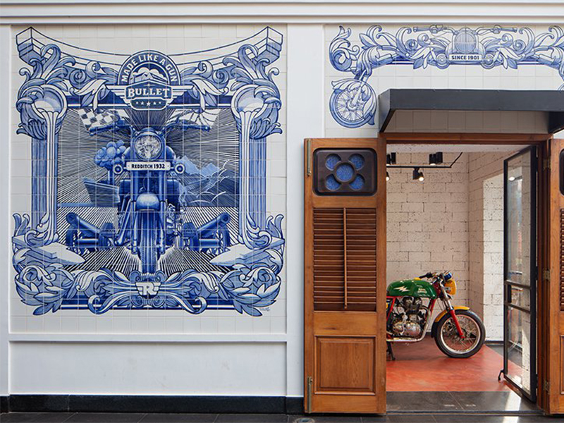 Royal Enfield Garage Cafe - Sự gai góc đầy tình tứ của quán cafe garage