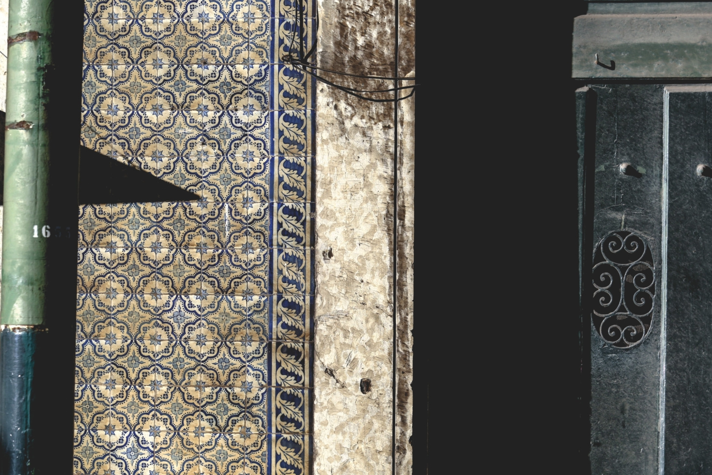 gạch bông everett-and-blue-portuguese-tiles-2-1466x977