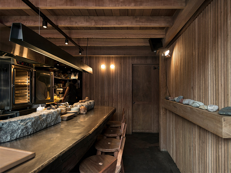 Nhà hàng Mérito - Sau gỗ là đá