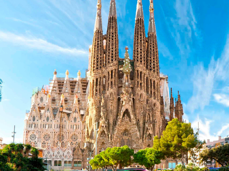 Nhà thờ Sagrada Familia của Gaudí nhận giấy phép xây dựng sau 136 năm khởi công