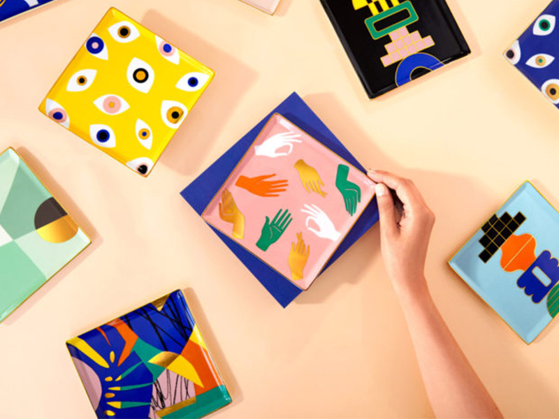 Bộ dĩa gốm khắc họa chân dung các vị thần