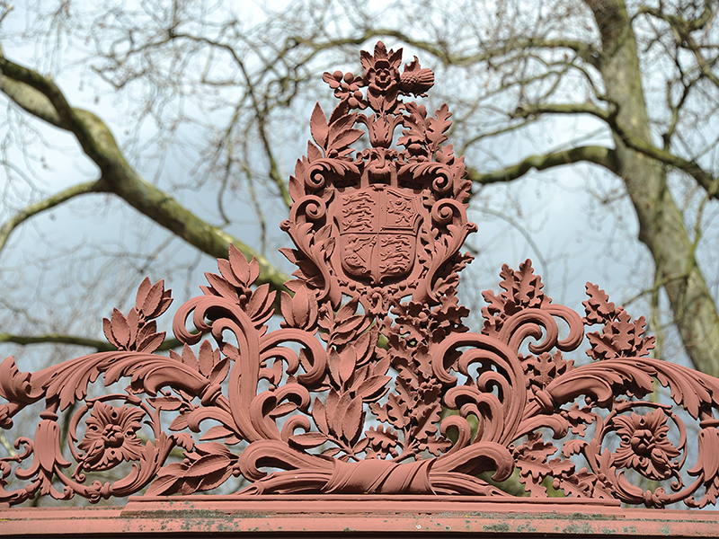 Vẻ đẹp sắt và đẳng cấp vương quyền