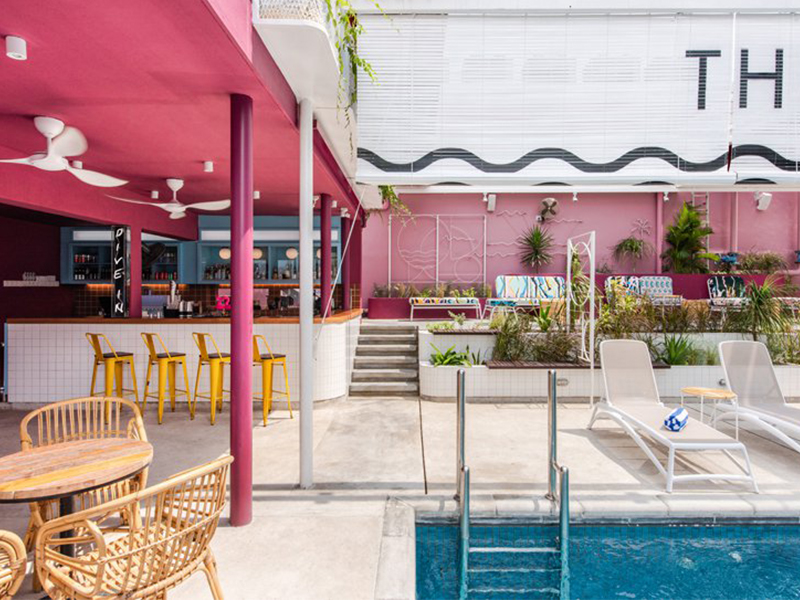 Sức sống rực rỡ giữa bể bơi ngập tràn sắc màu