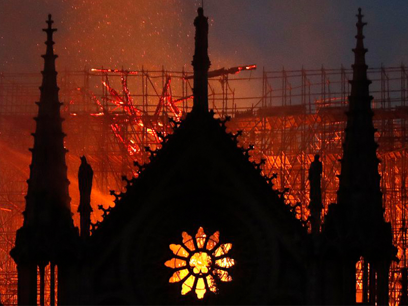 Nhà thờ Notre-Dame chìm trong biển lửa
