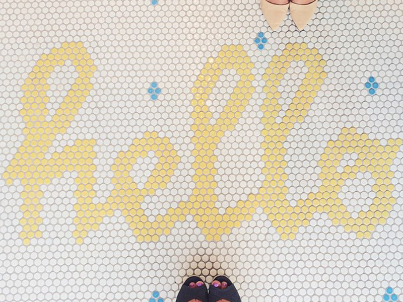 Xu hướng dùng gạch kẻ chữ trong không gian | Từ điển ELLE Decoration