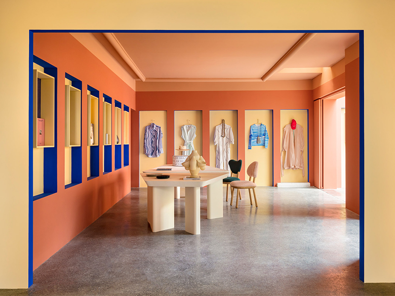 Cửa hàng với cuộc chơi của màu sắc và hình khối