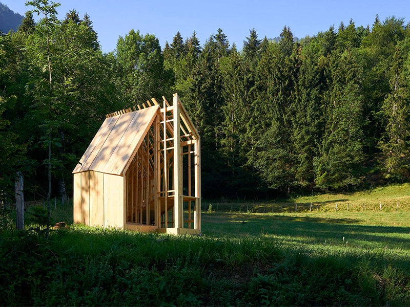 Nhà gỗ trên thảm xanh