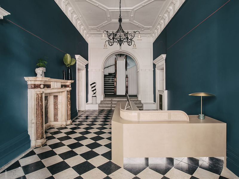 Văn phòng đương đại trên phông nền cổ điển