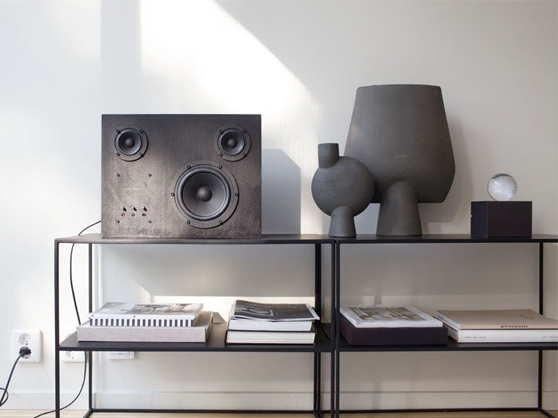 Transparent Speaker - Bộ loa được rèn từ thép tái chế