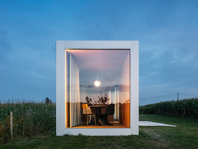 Văn phòng ẩn trong khối container tráng gương