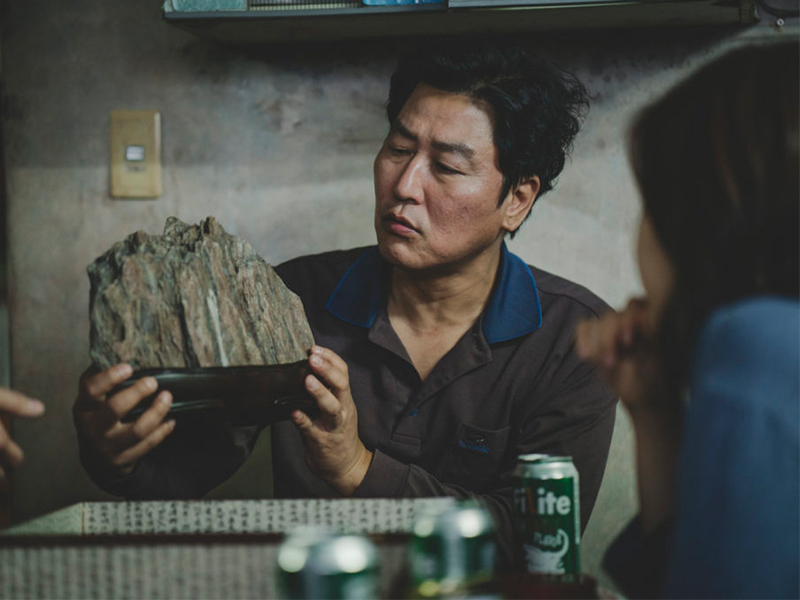 Sự thật về tảng đá may mắn trong phim Parasite