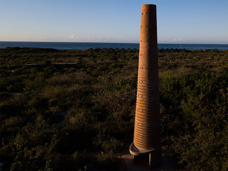 Khối gạch đỏ biểu tượng của khu đất Casa Wabi