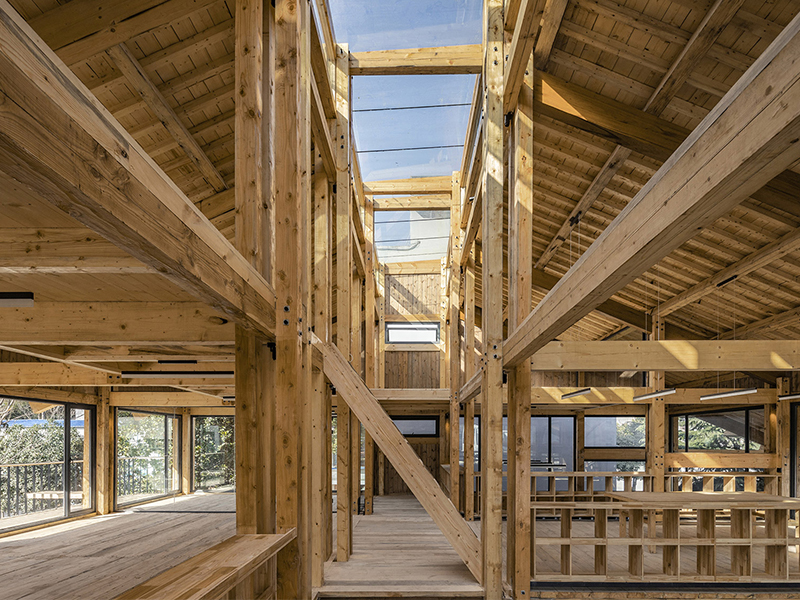 Văn phòng ủy ban trên nền bê tông vụn