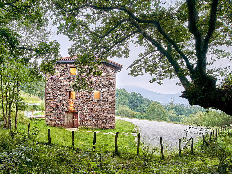 Landaburu Borda - Hành lang kính giao hoà cùng khung cảnh