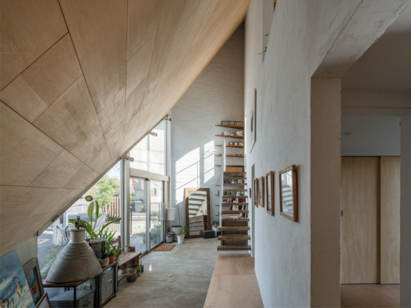 8.5 House - Nhà mái dốc bên góc phố