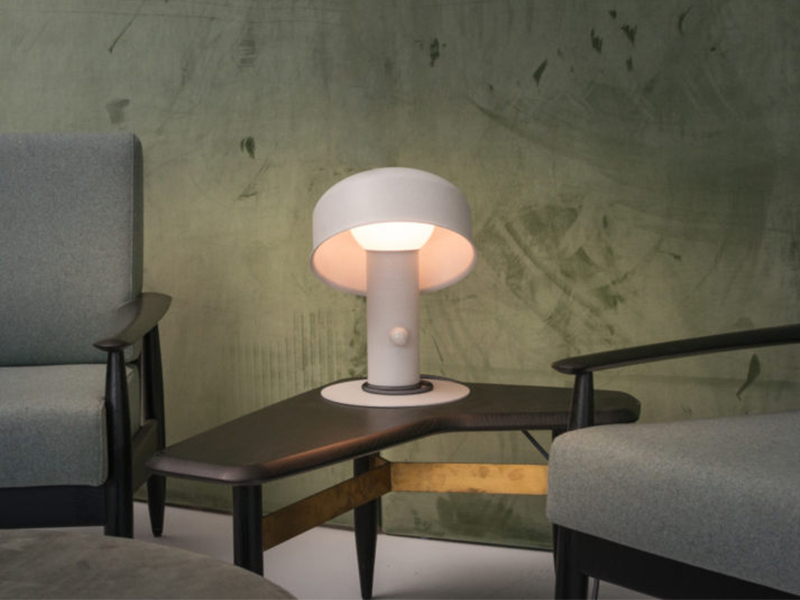 Pivot table lamp - Đèn bàn đội nón