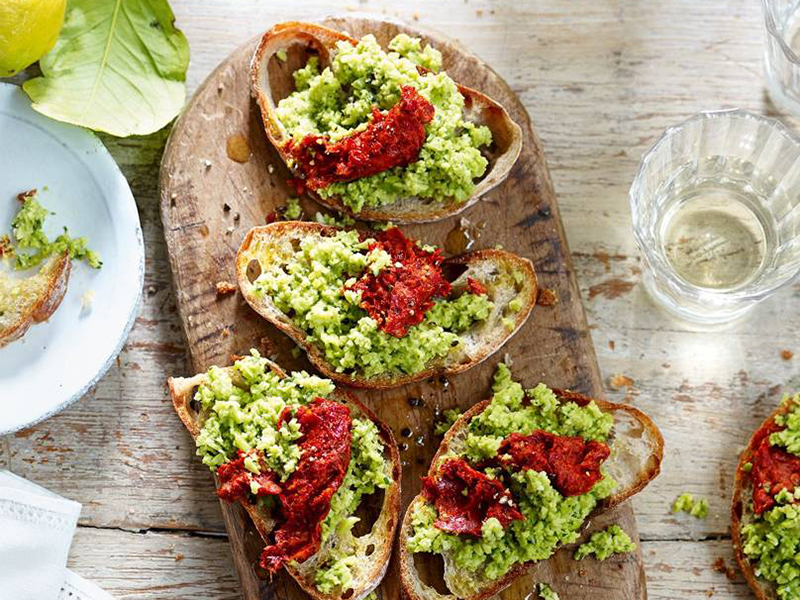 Khai vị cùng Bruschetta broad bean, bạc hà và 'nduja