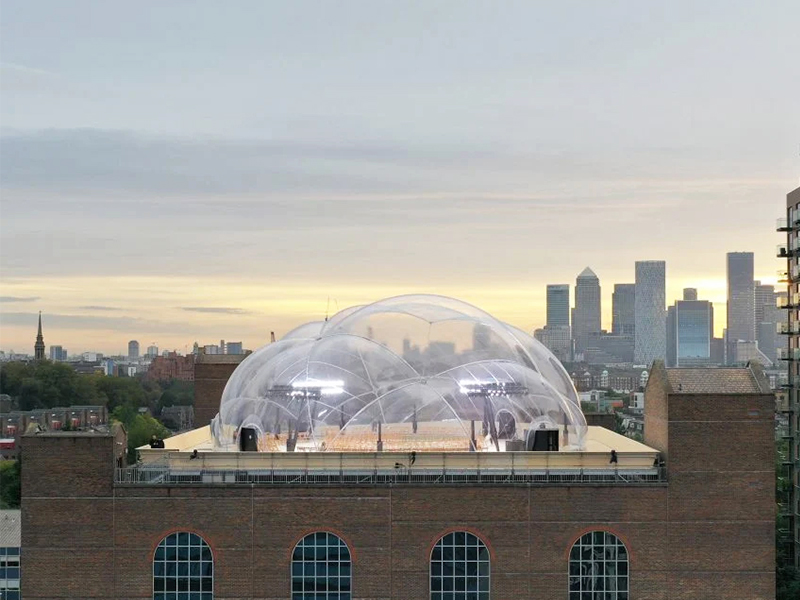 Alexander McQueen và khối bong bóng khổng lồ