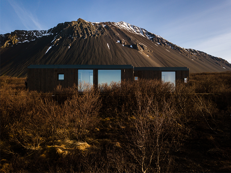 Ngôi nhà chơi vơi giữa núi lửa và đại dương