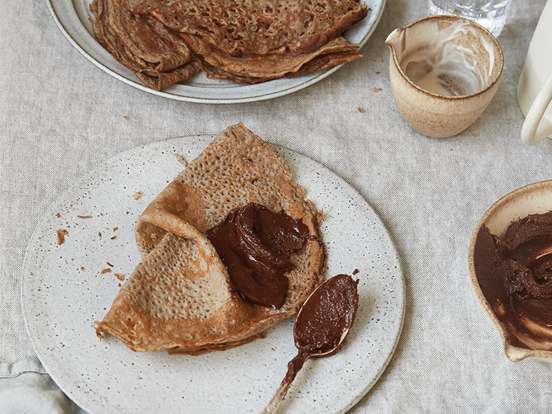 Bánh Crêpes kiều mạch phết bơ chocolate hạt phỉ