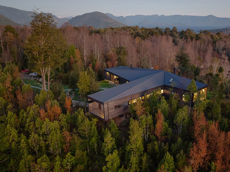Apfel House trên đồi nhìn xuống thung lũng Chile