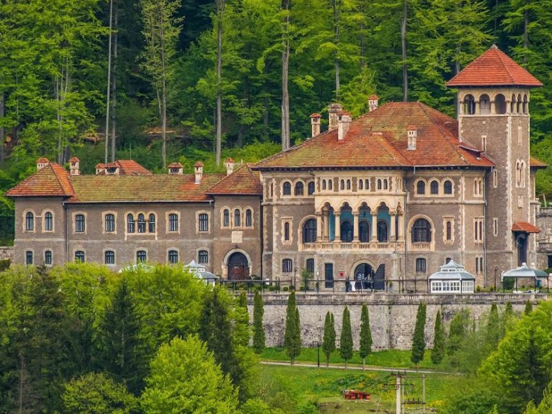 Khám phá kiến trúc Học viện Nevermore trong phim Wednesday