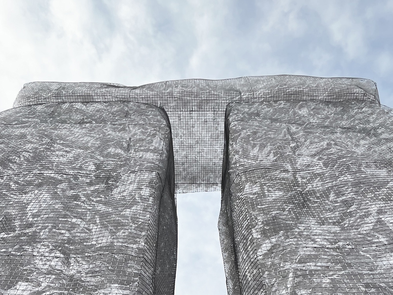 Tượng đài Stonehenge được tái hiện từ 16.000 chai nhựa tái chế