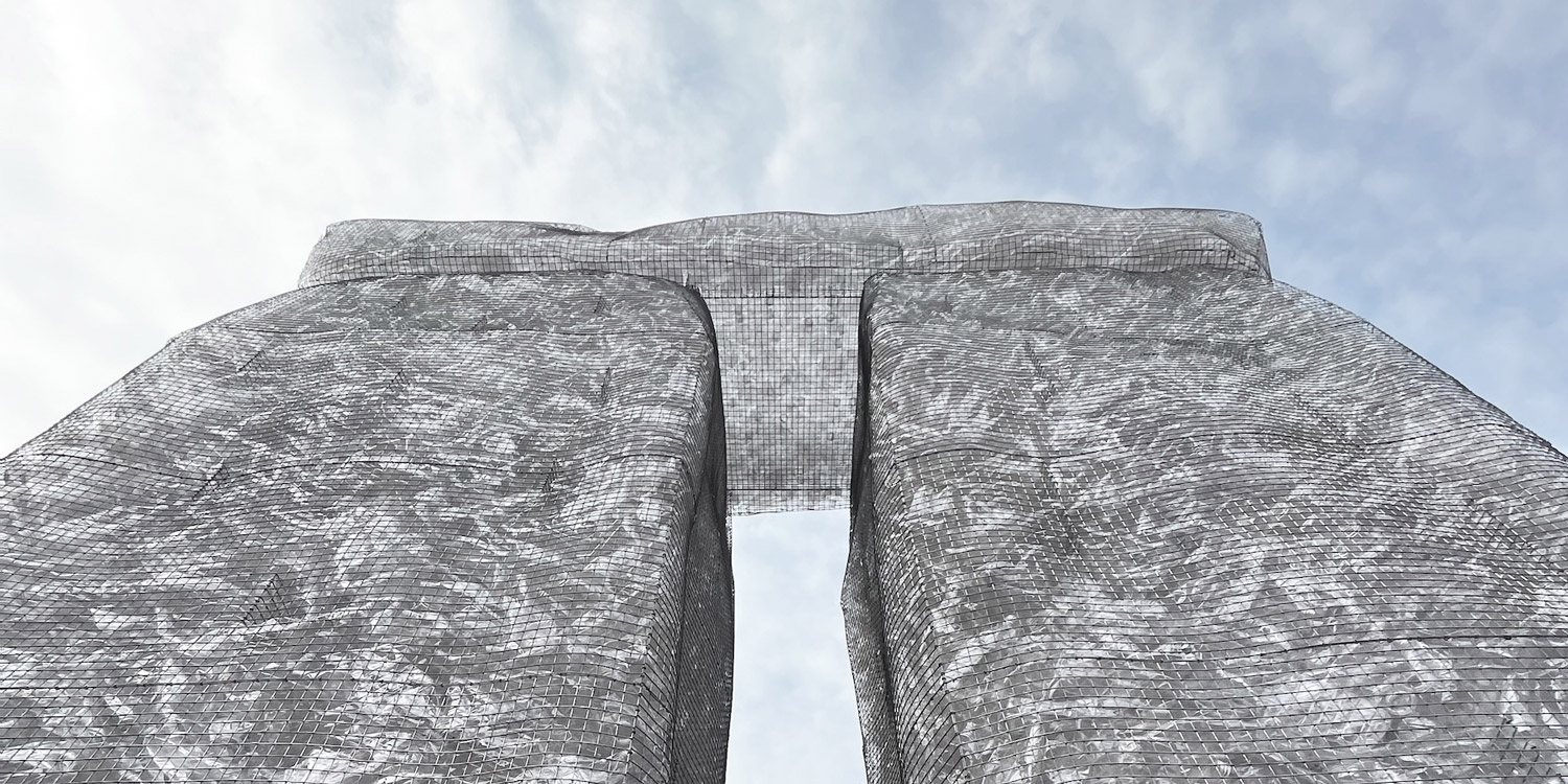 Plastic Monument tái hiện công trình Stonehenge