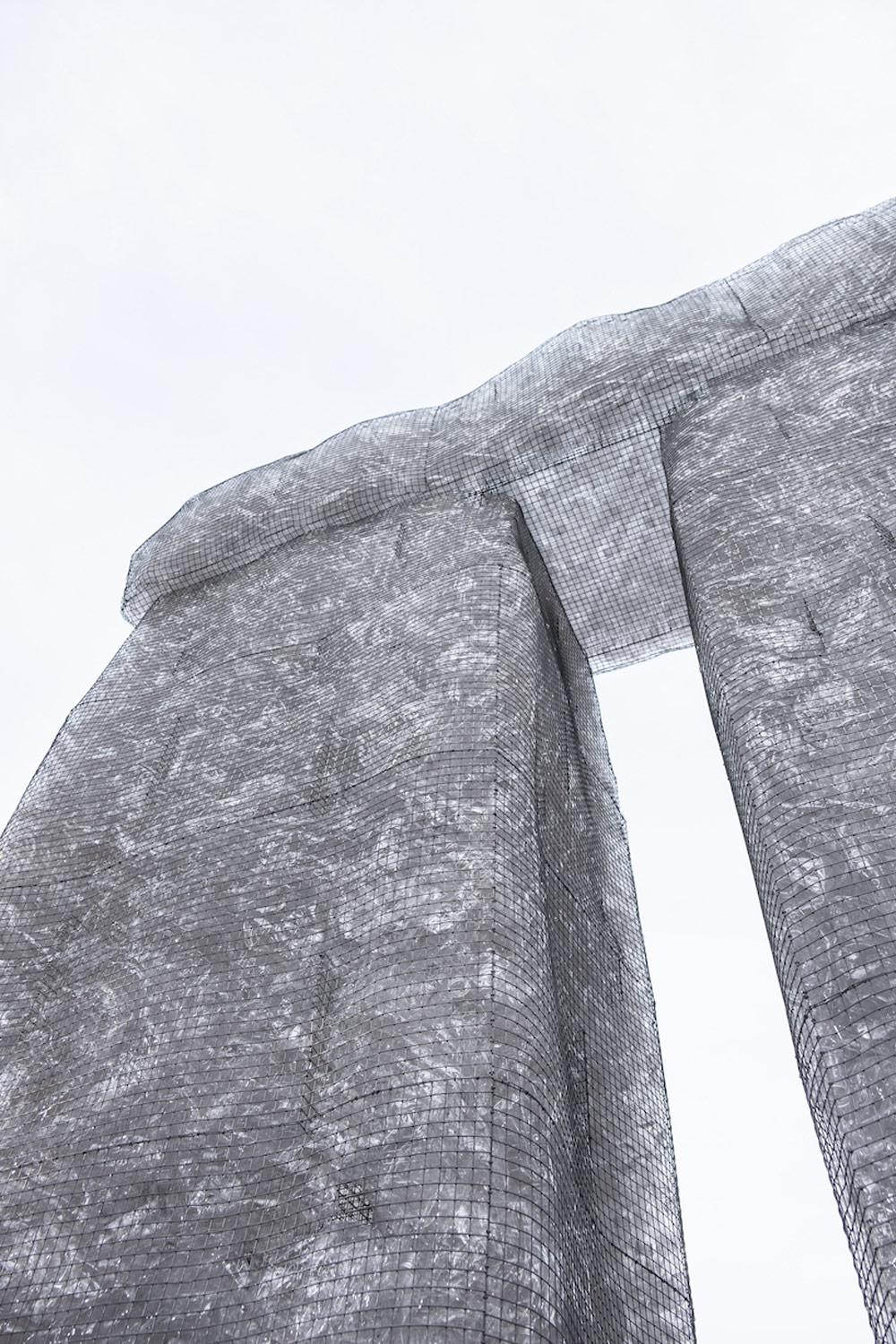 Stonehenge Plastic Monument từ nhựa tái chế được bọc bằng lưới thép
