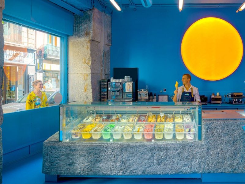 Cửa hàng kem Brando - Màu xanh hiện đại giữa thành cổ Madrid