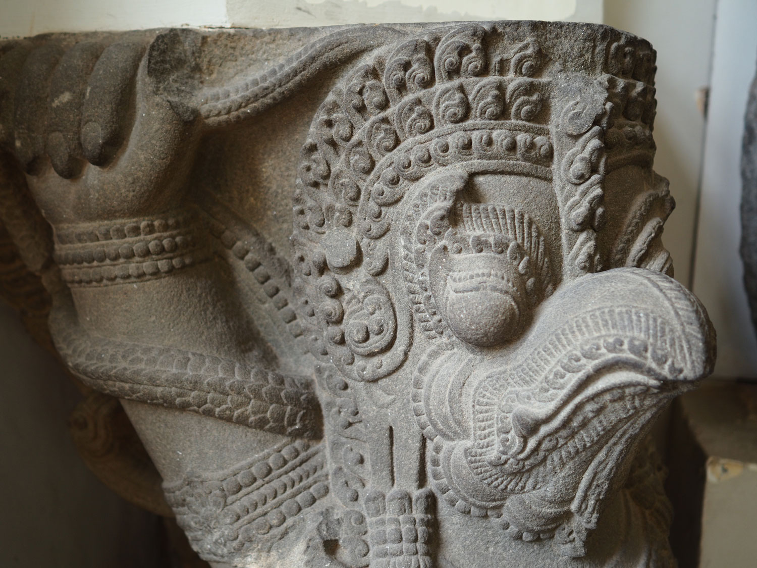 Sa thạch Chămpa hình tượng chim thần Garuda