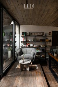 Behalf Studio sàn gỗ, cửa kính và kệ sắt
