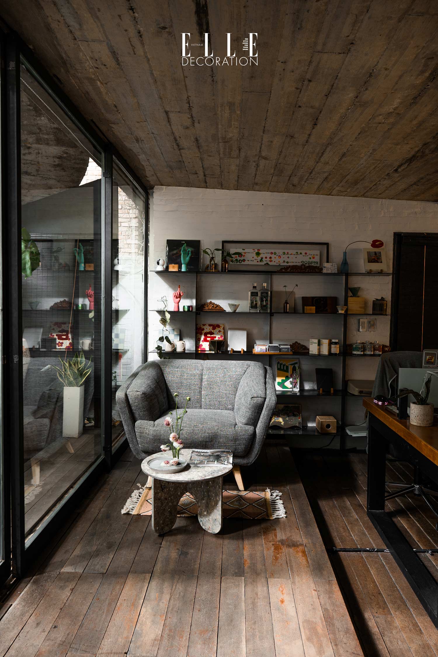 van phong Behalf Studio sàn gỗ, cửa kính và kệ sắt 