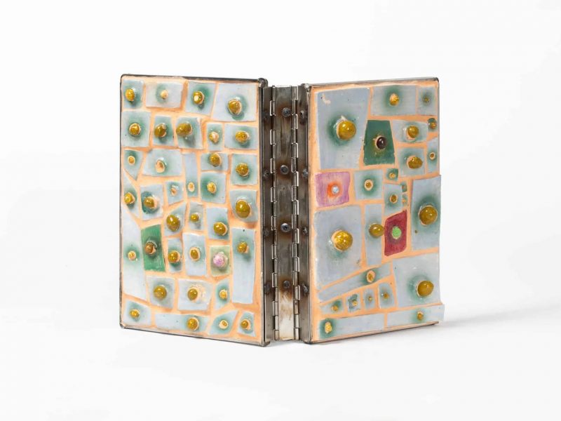 Misha Kahn: 1 cuốn sách, 50 trang bìa ấn tượng