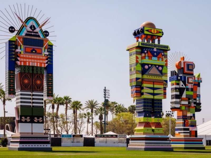 Sừng sững như "Những Người Đưa Tin" khổng lồ của Kumkum Fernando tại Coachella 2023