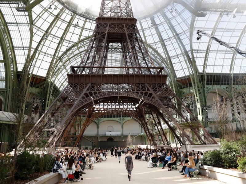 Karl Lagerfeld và những sàn diễn ấn tượng bậc nhất