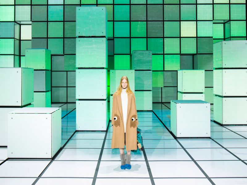 Sàn diễn thời trang mang yếu tố cơ học độc đáo